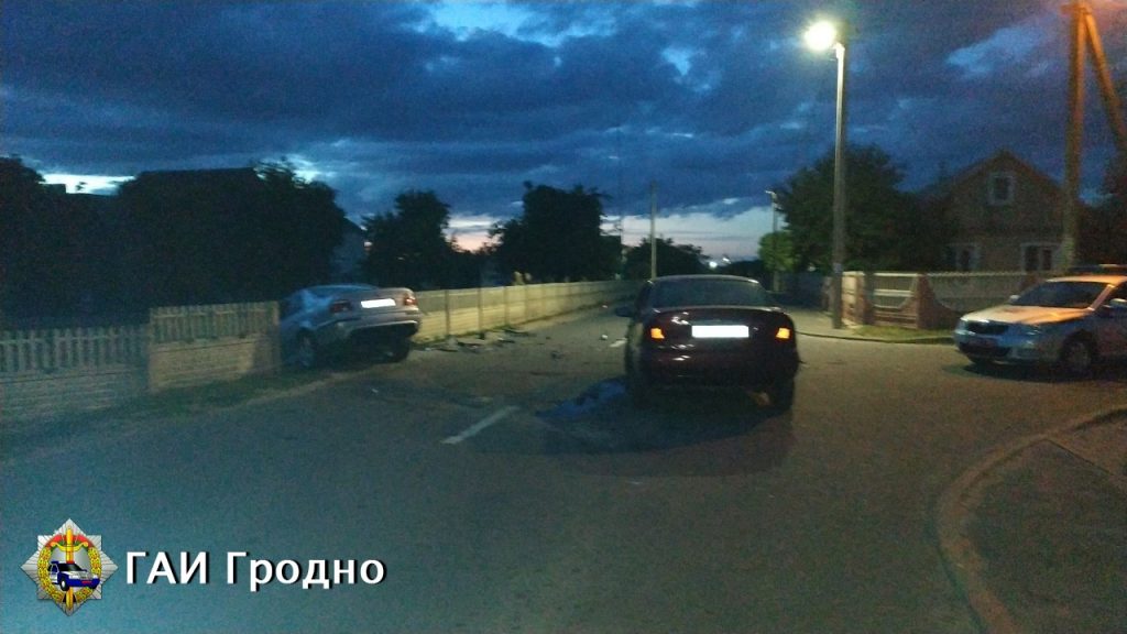 У Скідзелі сутыкнуліся два аўто, у дзяўчыны-кіроўцы і пасажыркі сур'ёзныя траўмы