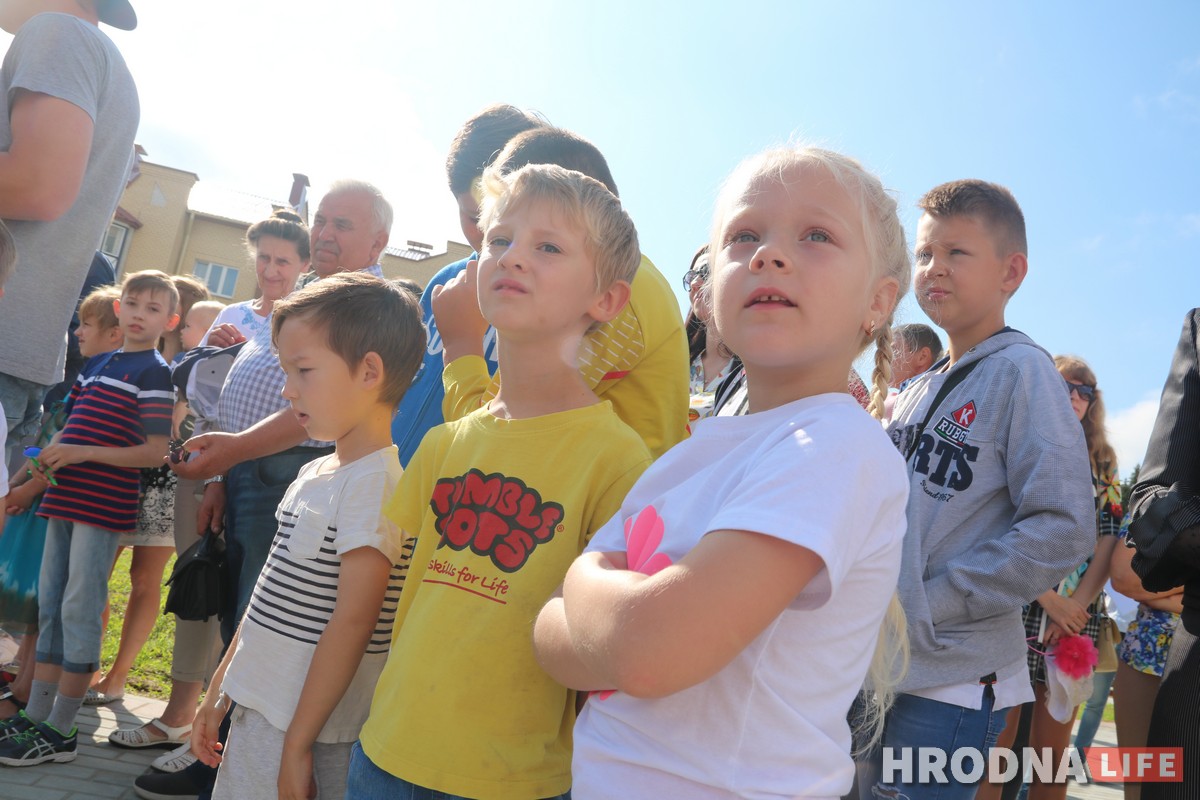 "Мае атамы задаволеныя". Школу, садок, бальніцу і ядзернае паліва чакаюць у Астраўцы гэтай восенню "Мае атамы задаволеныя". Школу, садок, бальніцу і ядзернае паліва чакаюць у Астраўцы гэтай восенню