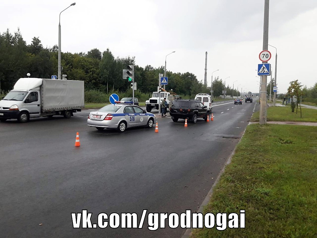 Кіроўца не заўважыла жанчыну і наехала на яе. Абедзве рухаліся на зялёны Кіроўца не заўважыла жанчыну і наехала на яе. Абедзве рухаліся на зялёны