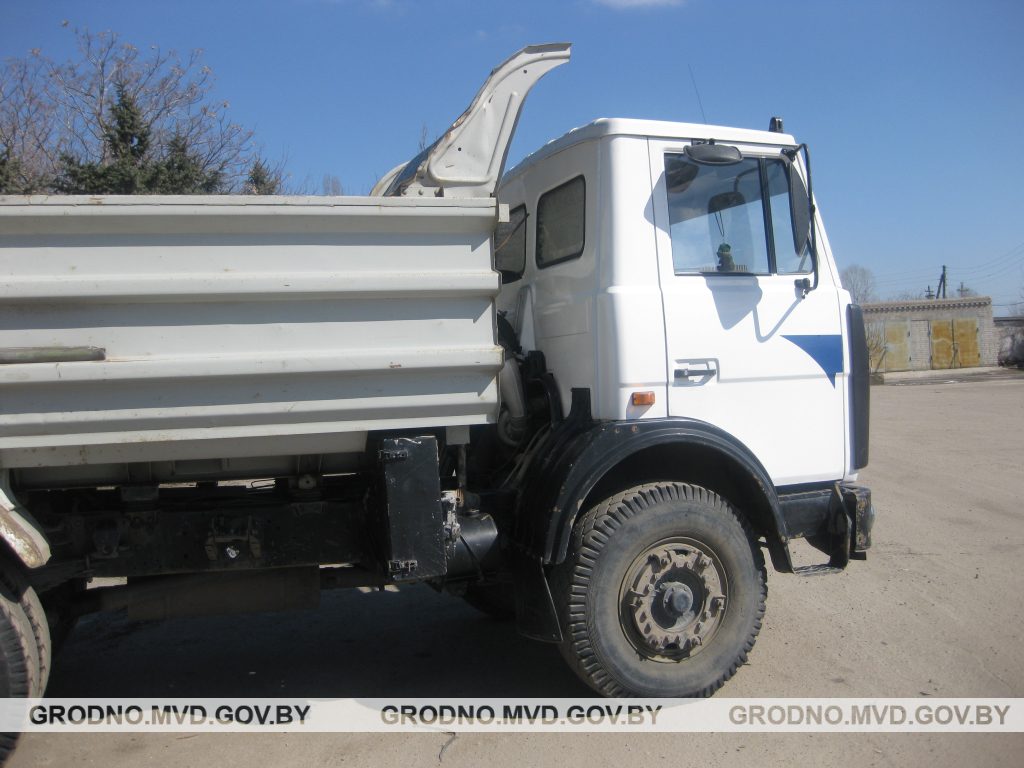 Хлопец скраў МАЗ і пакатаўся на ім па школьным двары