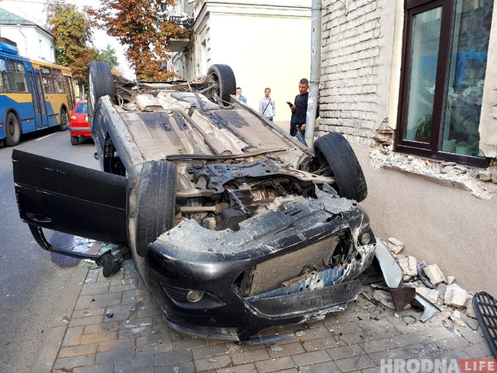 З'явілася відэа ранішняй аварыі на Кірава. Бачна, як аўто ўразаецца ў дом