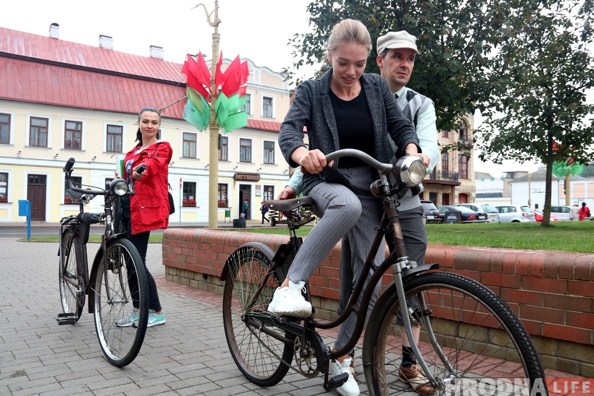 «Фантастика, это же "Неман"». В центре Гродно горожанам дали протестировать довоенные велосипеды