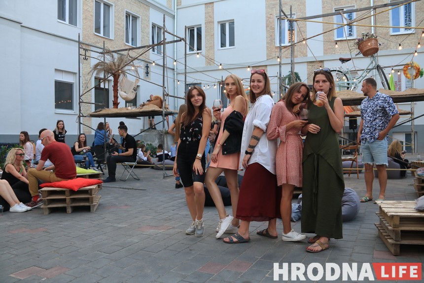 Гродзенцы развітваліся з летам у дворыку “Акцэнта” Гродзенцы развітваліся з летам у дворыку “Акцэнта”