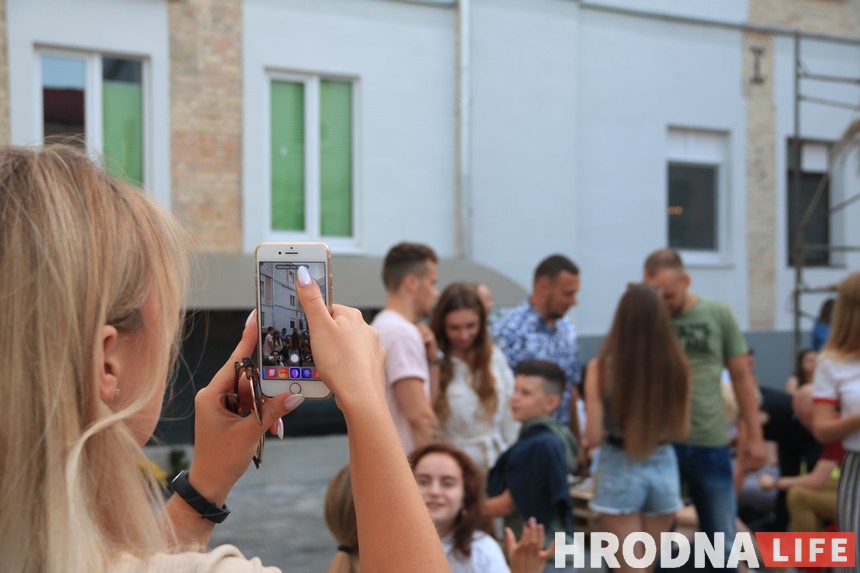 Гродзенцы развітваліся з летам у дворыку “Акцэнта” Гродзенцы развітваліся з летам у дворыку “Акцэнта”