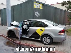Матацыкл сутыкнуўся з таксі на вуліцы Пушкіна