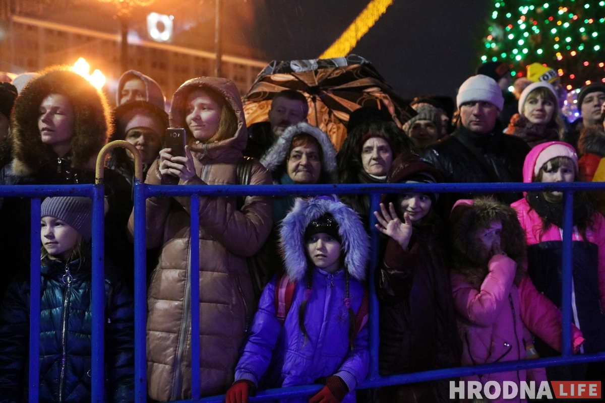 У Гродне прайшоў парад Дзядоў Марозаў. Але Снягурак аказалася больш