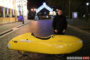 «Хачу ўбачыць, як жывуць людзі». Велападарожнік едзе ўздоўж усёй мяжы Беларусі Яша Бойттлер путешественник на желтом веломобиле. Желтый веломобиль из Германии