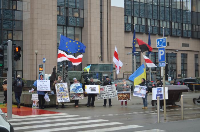Беларусы и украинцы провели пикет возле здания Еврокомиссии в Брюсселе
