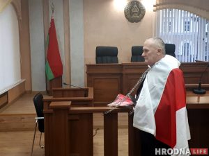Суд у Гродне: У знак пратэсту актывіст прыкаваў сябе ланцугом. Прыйшлося выклікаць МНС, хуткую і АМАП Суд у Гродне: У знак пратэсту актывіст прыкаваў сябе ланцугом. Прыйшлося выклікаць МНС, хуткую і АМАП