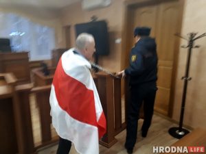 Суд у Гродне: У знак пратэсту актывіст прыкаваў сябе ланцугом. Прыйшлося выклікаць МНС, хуткую і АМАП Саляник