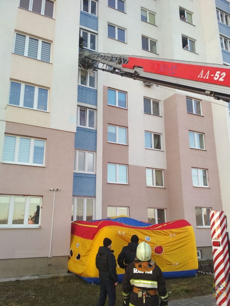 25-гадовы гродзенец ледзь не выкінуўся з балкона на пятым паверсе 25-гадовы гродзенец ледзь не выкінуўся з балкона на пятым паверсе