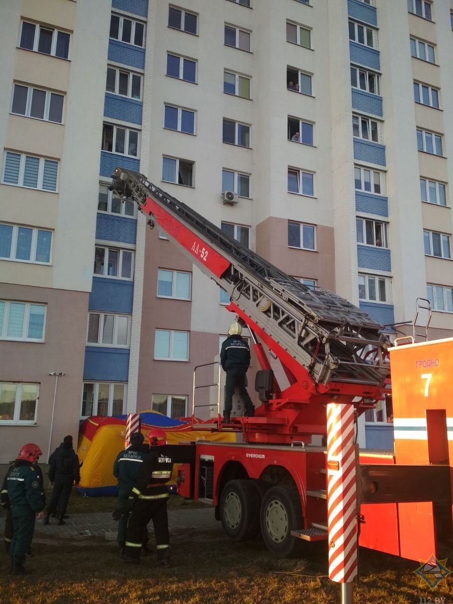 25-гадовы гродзенец ледзь не выкінуўся з балкона на пятым паверсе 25-гадовы гродзенец ледзь не выкінуўся з балкона на пятым паверсе