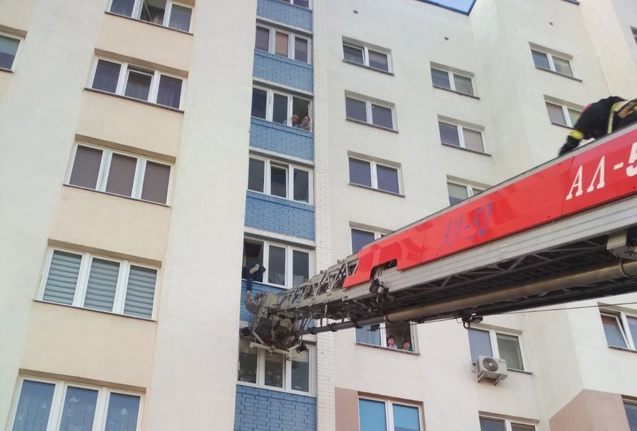 25-гадовы гродзенец ледзь не выкінуўся з балкона на пятым паверсе Фота: grodno.mchs.gov.by