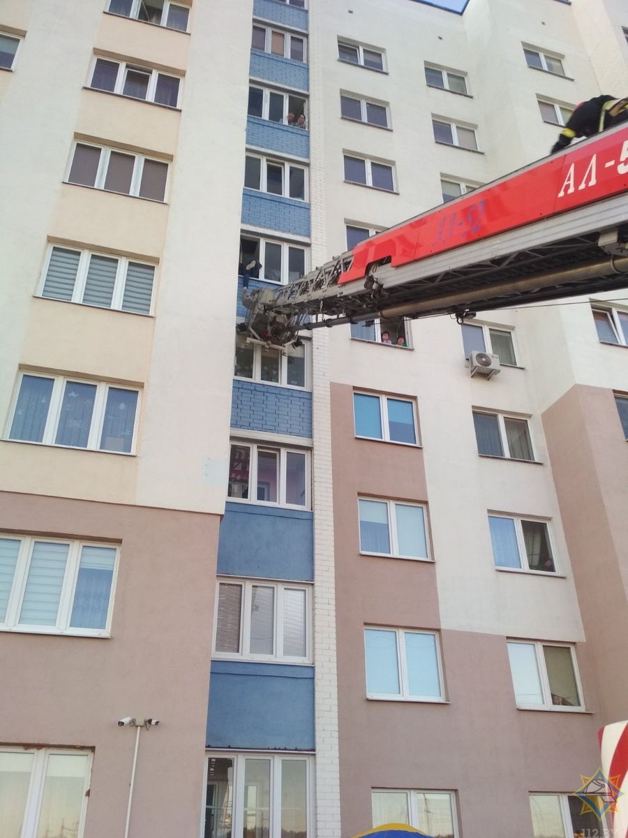 25-гадовы гродзенец ледзь не выкінуўся з балкона на пятым паверсе 25-гадовы гродзенец ледзь не выкінуўся з балкона на пятым паверсе