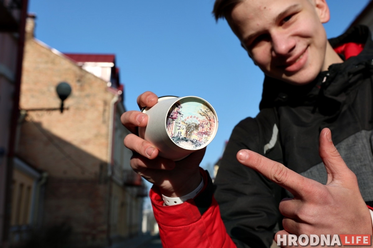 На донцы: гродзенец малюе славутасці горада на кубачках з-пад кавы На донцы: гродзенец малюе славутасці горада на кубачках з-пад кавы