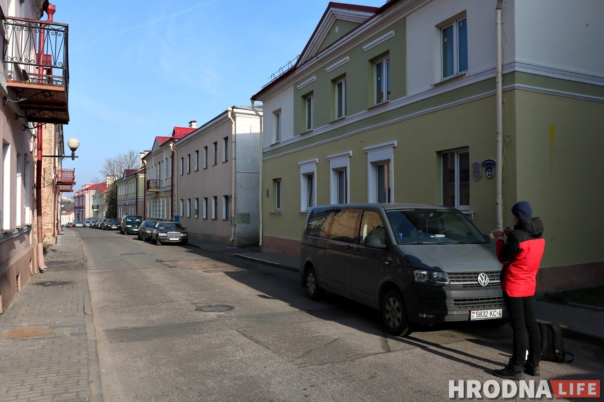 На донцы: гродзенец малюе славутасці горада на кубачках з-пад кавы На донцы: гродзенец малюе славутасці горада на кубачках з-пад кавы