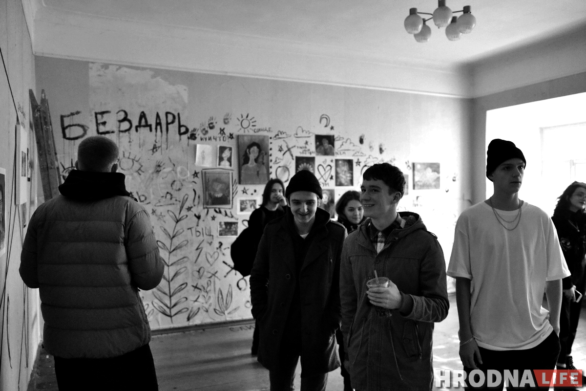 Галерэя аднаго дня: маладыя мастакі выставіліся ў пустой кватэры ў цэнтры Гродна Галерэя аднаго дня: маладыя мастакі выставіліся ў пустой кватэры ў цэнтры Гродна