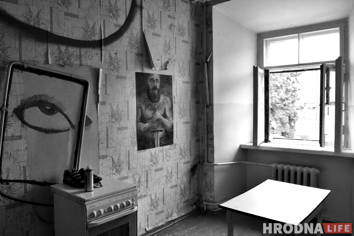 Галерэя аднаго дня: маладыя мастакі выставіліся ў пустой кватэры ў цэнтры Гродна Галерэя аднаго дня: маладыя мастакі выставіліся ў пустой кватэры ў цэнтры Гродна