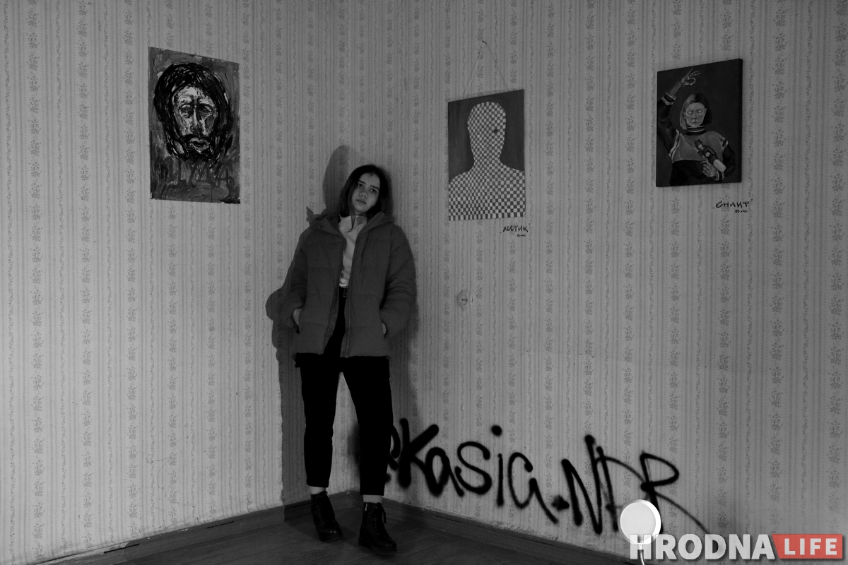Галерэя аднаго дня: маладыя мастакі выставіліся ў пустой кватэры ў цэнтры Гродна Галерэя аднаго дня: маладыя мастакі выставіліся ў пустой кватэры ў цэнтры Гродна