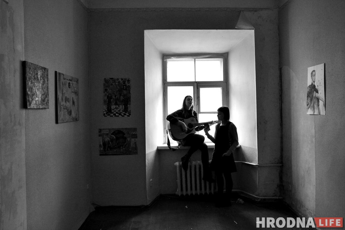 Галерэя аднаго дня: маладыя мастакі выставіліся ў пустой кватэры ў цэнтры Гродна Галерэя аднаго дня: маладыя мастакі выставіліся ў пустой кватэры ў цэнтры Гродна