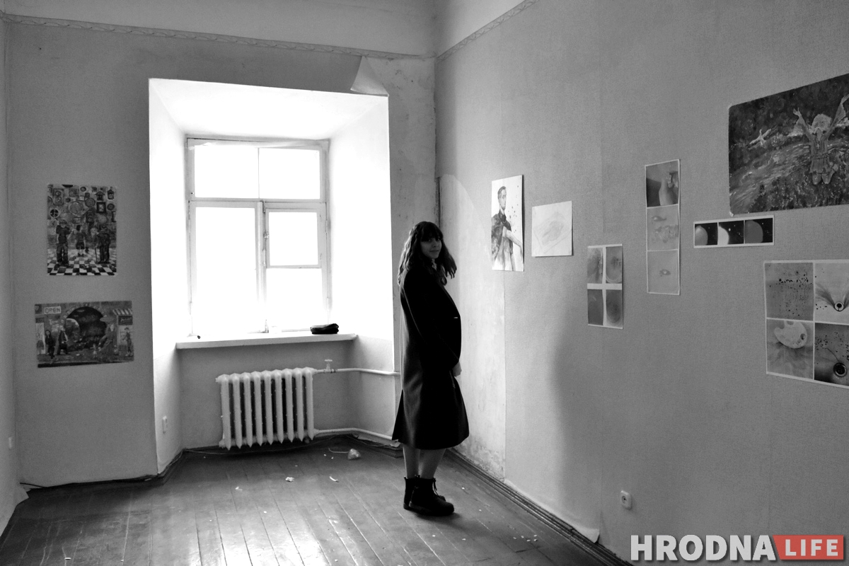 Галерэя аднаго дня: маладыя мастакі выставіліся ў пустой кватэры ў цэнтры Гродна Галерэя аднаго дня: маладыя мастакі выставіліся ў пустой кватэры ў цэнтры Гродна
