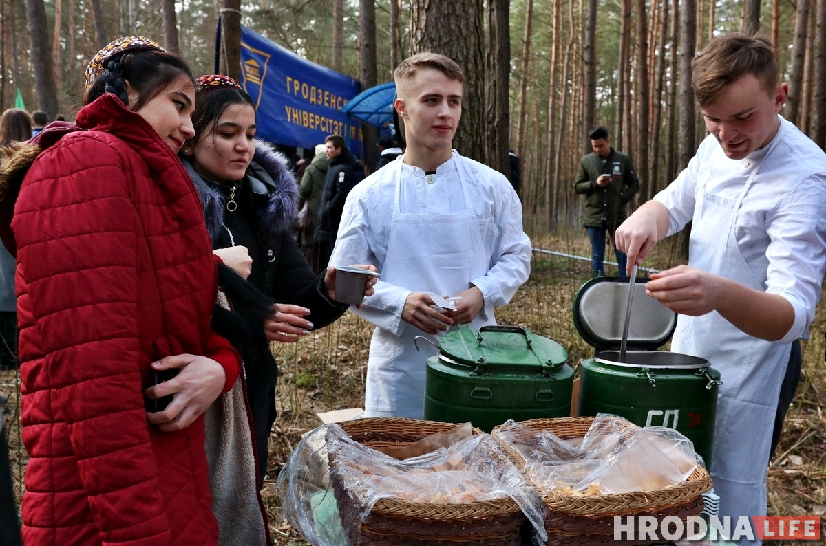 З блінамі і мядзведзіцай: у Гродне правялі зіму масавымі гуляннямі ў Пышках З блінамі і мядзведзіцай: у Гродне правялі зіму масавымі гуляннямі ў Пышках