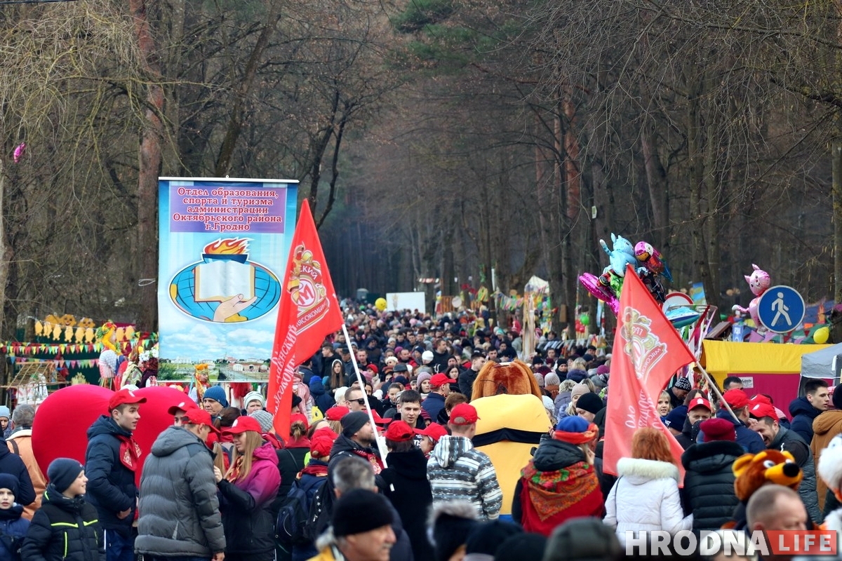 З блінамі і мядзведзіцай: у Гродне правялі зіму масавымі гуляннямі ў Пышках З блінамі і мядзведзіцай: у Гродне правялі зіму масавымі гуляннямі ў Пышках