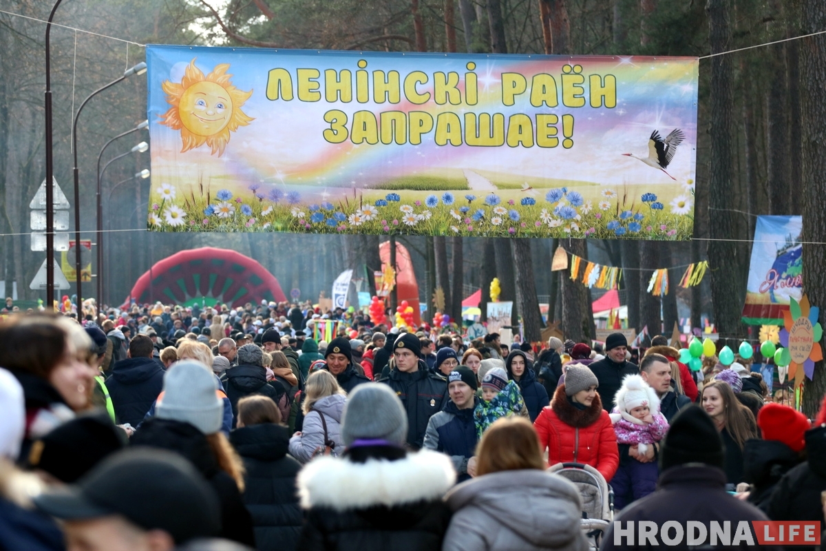 З блінамі і мядзведзіцай: у Гродне правялі зіму масавымі гуляннямі ў Пышках З блінамі і мядзведзіцай: у Гродне правялі зіму масавымі гуляннямі ў Пышках