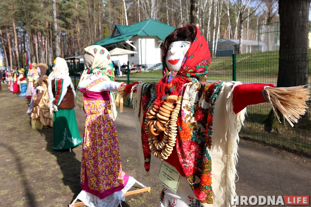 З блінамі і мядзведзіцай: у Гродне правялі зіму масавымі гуляннямі ў Пышках З блінамі і мядзведзіцай: у Гродне правялі зіму масавымі гуляннямі ў Пышках
