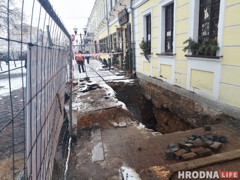 «Новы ўваход - сучаснае рашэнне». Хто дазволіў капаць і прабіваць сцяну ў старадаўнім сутарэнні на Савецкай?