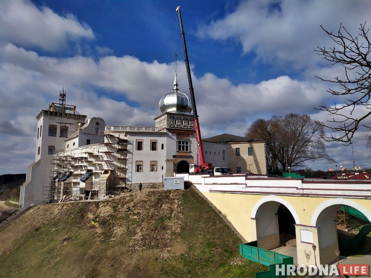 На купал уязной вежы Старога замка паставілі шпіль