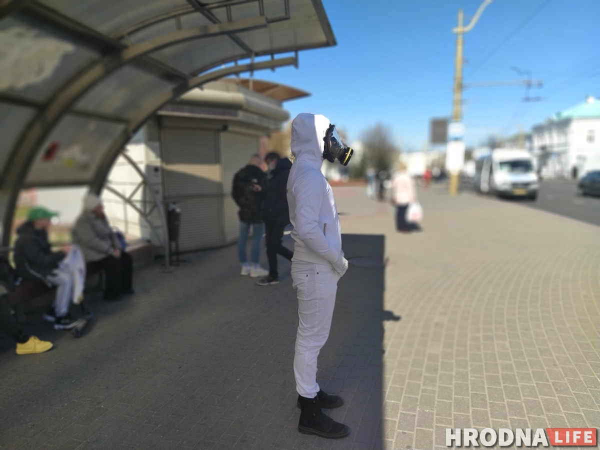 «Я даўно быў гатовы». Чаму гродзенец ходзіць па горадзе ў процівагазе «Я даўно быў гатовы». Чаму гродзенец ходзіць па горадзе ў процівагазе