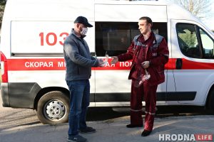 "Урачы на ​​перадавой, нам трэба іх абараніць". Як гродзенцы робяць для медыкаў ахоўныя экраны