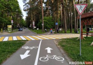У Пышках абнаўляюць разметку на веласцежках. На чарзе папераджальныя таблічкі У Пышках абнаўляюць разметку на веласцежках. На чарзе папераджальныя таблічкі