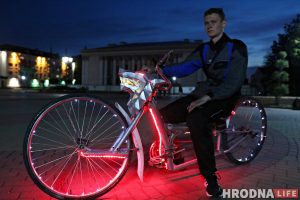 У "Ваўчку" мінімум укладанняў: гродзенец зрабіў круты ровар з кардона і святлодыёдаў У "Ваўчку" мінімум укладанняў: гродзенец зрабіў круты ровар з кардона і святлодыёдаў