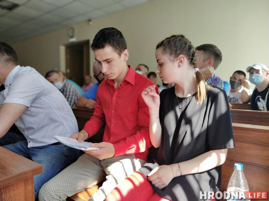 «Абараняўся як мог, але ўсё роўна вінаваты». Гродзенца, якога затрымалі з Ціханоўскім, аштрафавалі на 810 рублёў «Абараняўся як мог, але ўсё роўна вінаваты». Гродзенца, якога затрымалі з Ціханоўскім, аштрафавалі на 810 рублёў