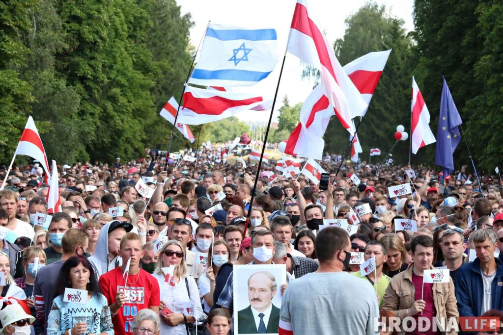 ФОТА: Амаль 10 тысяч гродзенцаў прыйшло на пікет Ціханоўскай у Гродне