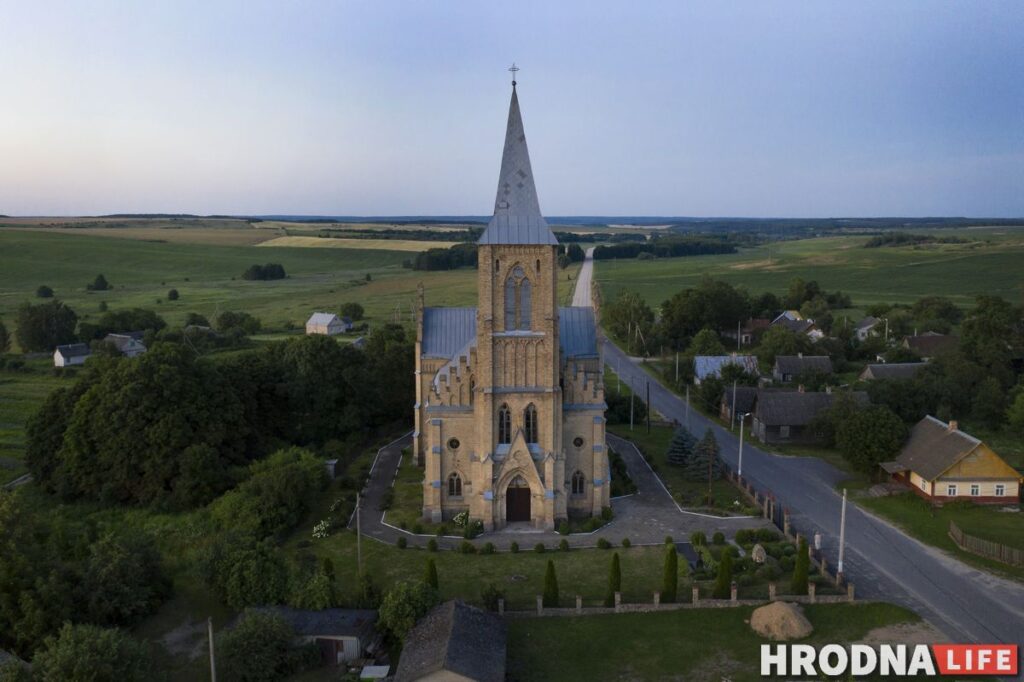 Горад Ларысы Геніюш, радзіма беларускіх немцаў і сядзіба, дзе гасцяваў Напалеон. 10 месцаў паміж Свіслаччу і Зэльвай – за 1 дзень