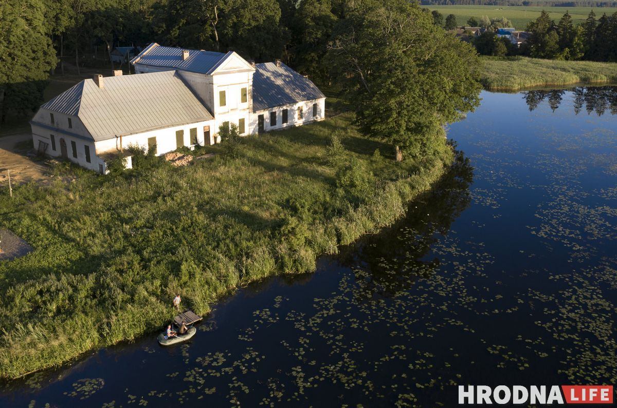 Горад Ларысы Геніюш, радзіма беларускіх немцаў і сядзіба, дзе гасцяваў Напалеон. 10 месцаў паміж Свіслаччу і Зэльвай – за 1 дзень