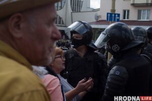 Выкапаў больш за 100 туй. У Гродне затрымалі мужчыну, які 8 гадоў выкрадаў дрэўцы Міліцыя на акцыі пратэсту 6 верасня 2020 у Гродне. Ілюстрацыйнае фота. Фота: Алена Кавальчук