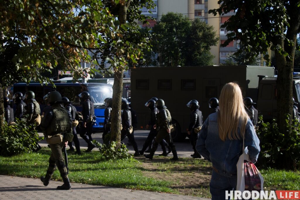 "Два чалавекі заламалі рукі, трэці пачаў душыць, я страціў прытомнасць". Як затрымлівалі гродзенцаў на Маршы адзінства 6 верасня "Два чалавекі заламалі рукі, трэці пачаў душыць, я страціў прытомнасць". Як затрымлівалі гродзенцаў на Маршы адзінства 6 верасня