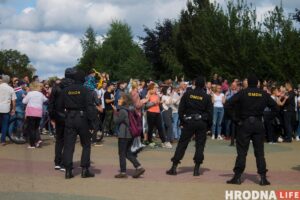 Пятый день протестов. Гродненки с цветами, медики и “азотовцы” вышли против беспредела силовиков