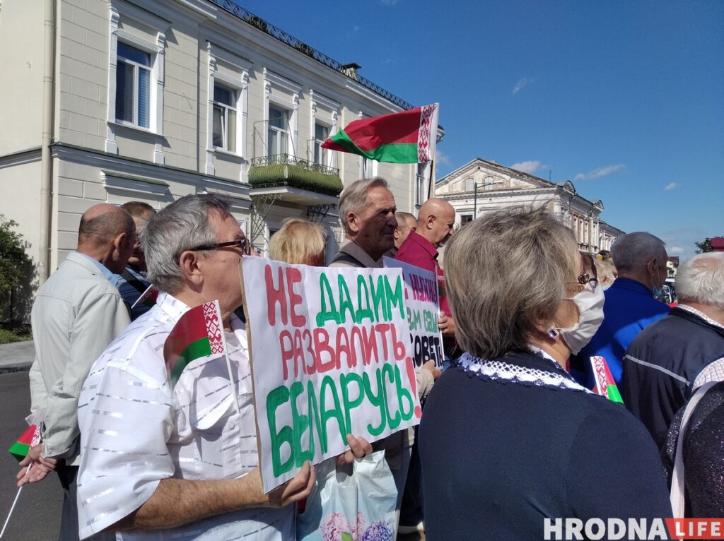 "Света, смаж катлеты!" 30 чалавек пікетавалі консульства Літвы ў Гродне "Света, смаж катлеты!" 30 чалавек пікетавалі консульства Літвы ў Гродне