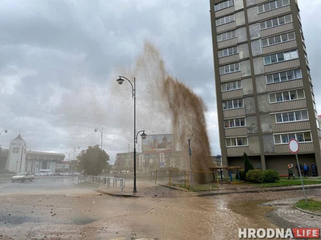 В Гродно возле ЖД вокзала прорвало трубу: появился фонтан с песком и камнями