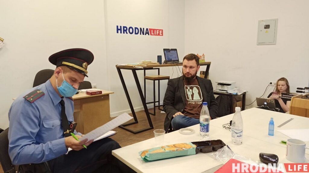 Міліцыя прыйшла ў рэдакцыю Hrodna.life, таму што заўважыла бел-чырвона-белы сцяг у акне Міліцыя прыйшла ў рэдакцыю Hrodna.life, таму што заўважыла бел-чырвона-белы сцяг у акне