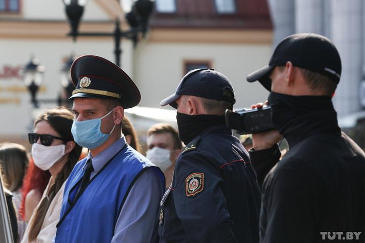 Гродзенка падчас пратэстаў сарвала з "ціхара" маску. Яе затрымалі ўначы ў кватэры і завялі справу Гродзенка падчас пратэстаў сарвала з "ціхара" маску. Яе затрымалі ўначы ў кватэры і завялі справу
