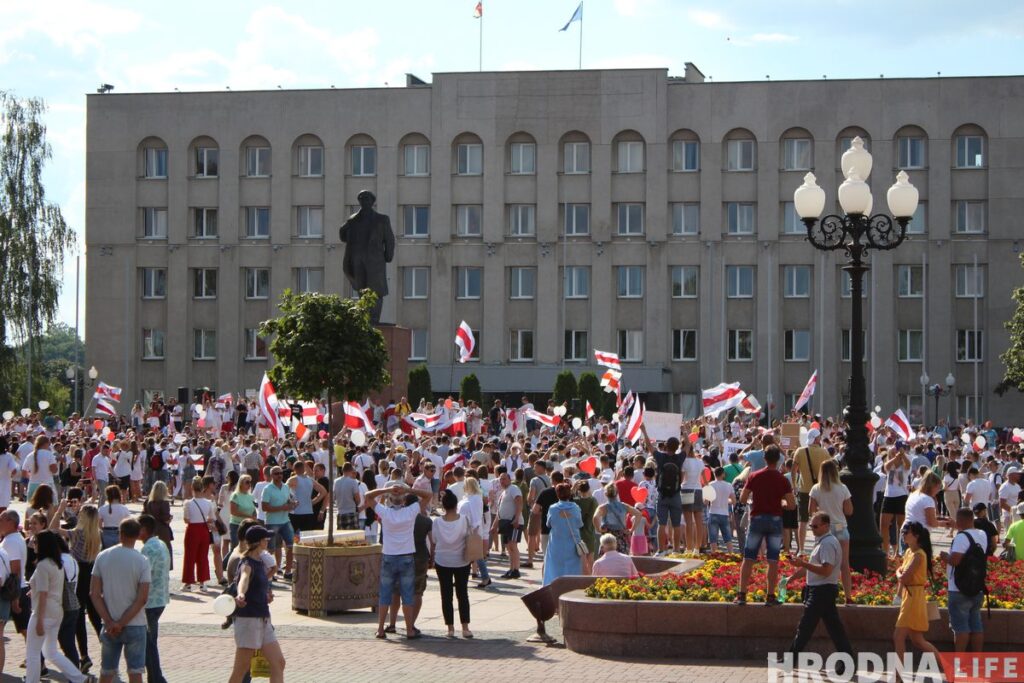 Гродненцы попросили депутата не усиливать наказание по статье 23.34. И получили согласие Митинг на площади Ленина 16 августа. Фото иллюстрационное