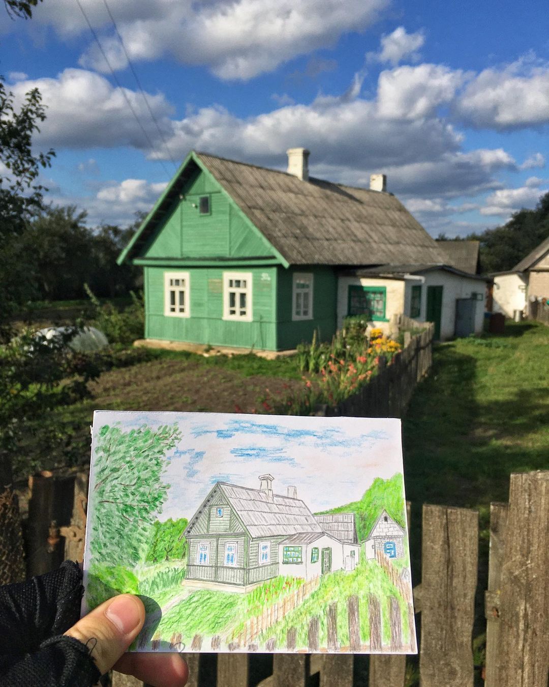 «Хочацца захаваць дух Гародні». Гродзенец малюе драўляныя будынкі, каб звярнуць увагу на іх лёс