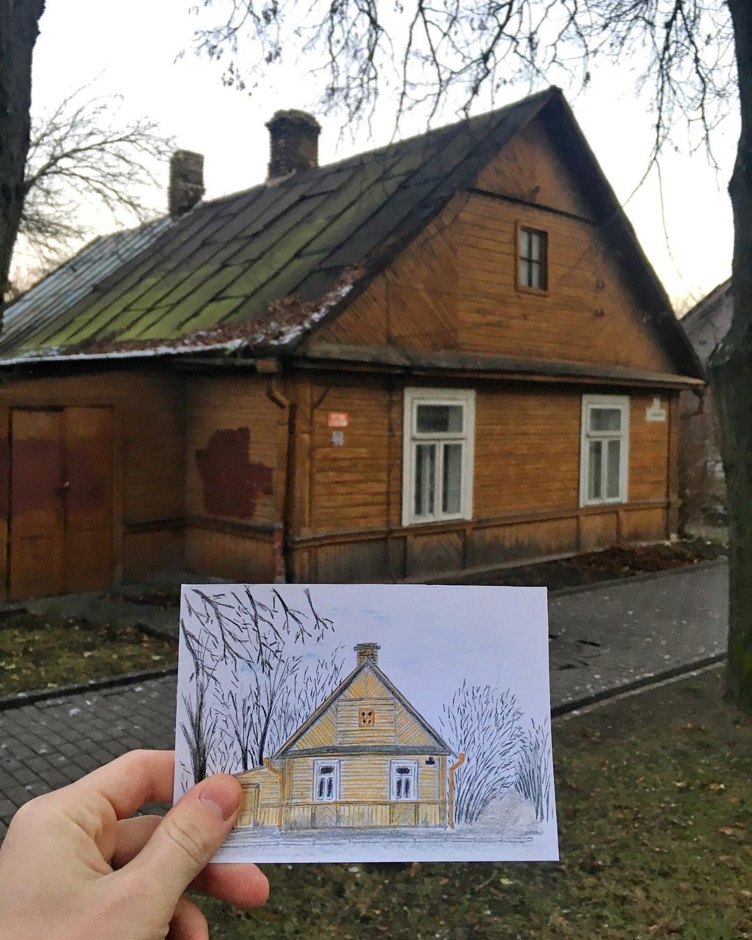 «Хочацца захаваць дух Гародні». Гродзенец малюе драўляныя будынкі, каб звярнуць увагу на іх лёс