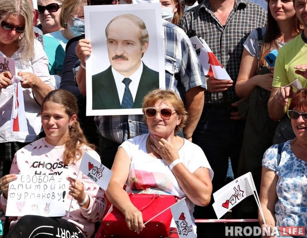 «Мама была в этой же тюрьме при немцах». Собиравшая подписи за Лукашенко пенсионерка оказалась в камере и сбежала в Польшу Александра Ханевич (с красной сумкой) на митинге Светланы Тихановской в Гродно. Фото: Руслан Кулевич
